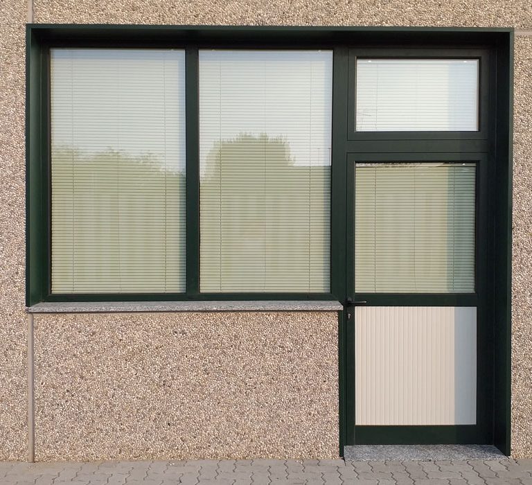 Fabbro Giulio Airoldi - Serramento con porta ad un anta in alluminio