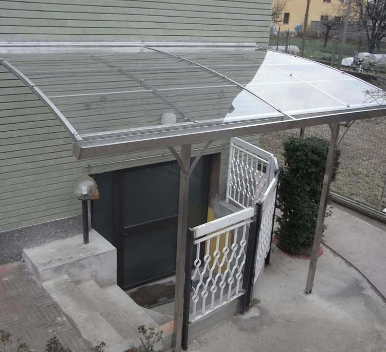 Tettoia_di_acciaio_inox_copertura_di_policarbonato_trasparente