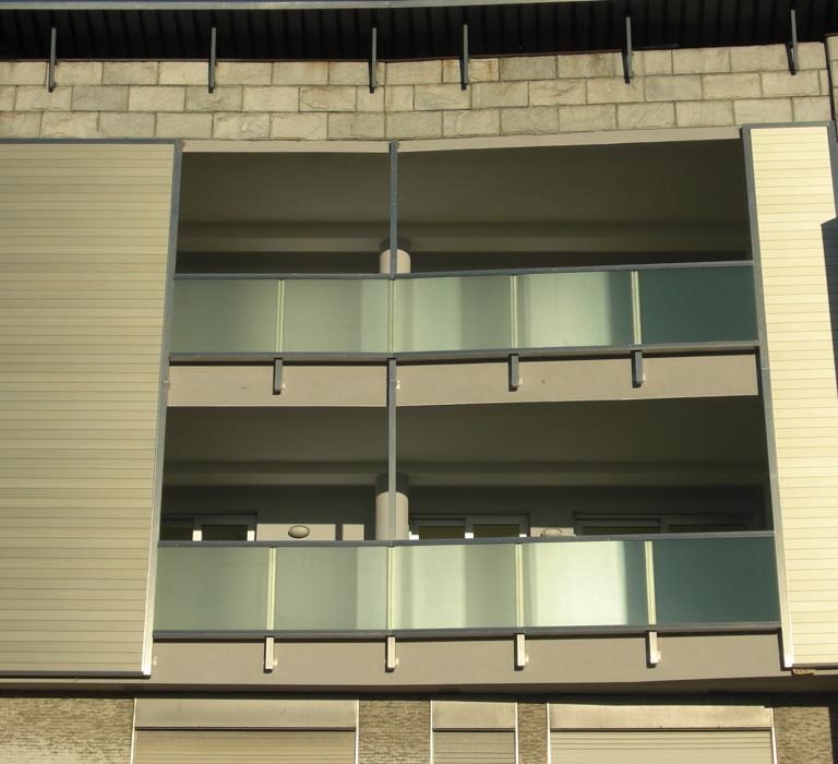 Carpenteria Giulio Airoldi - balconi_in_acciaio_inox_e_vetro_con_struttura_portante_con_doghe_in_alluminio