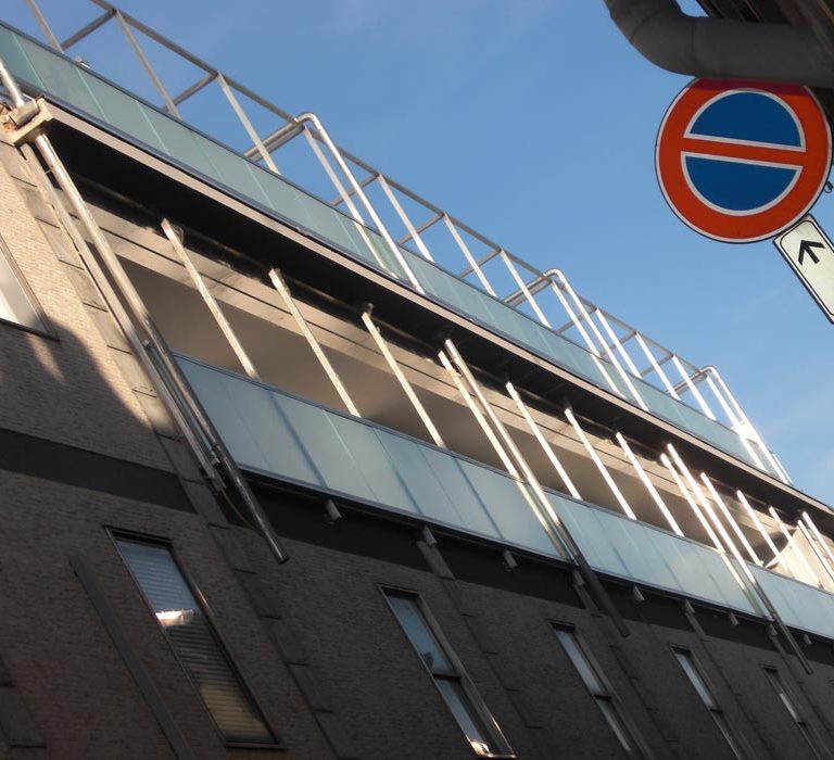 balconi_in_acciaio_inox_e_vetro_con_struttura_portante_superiore