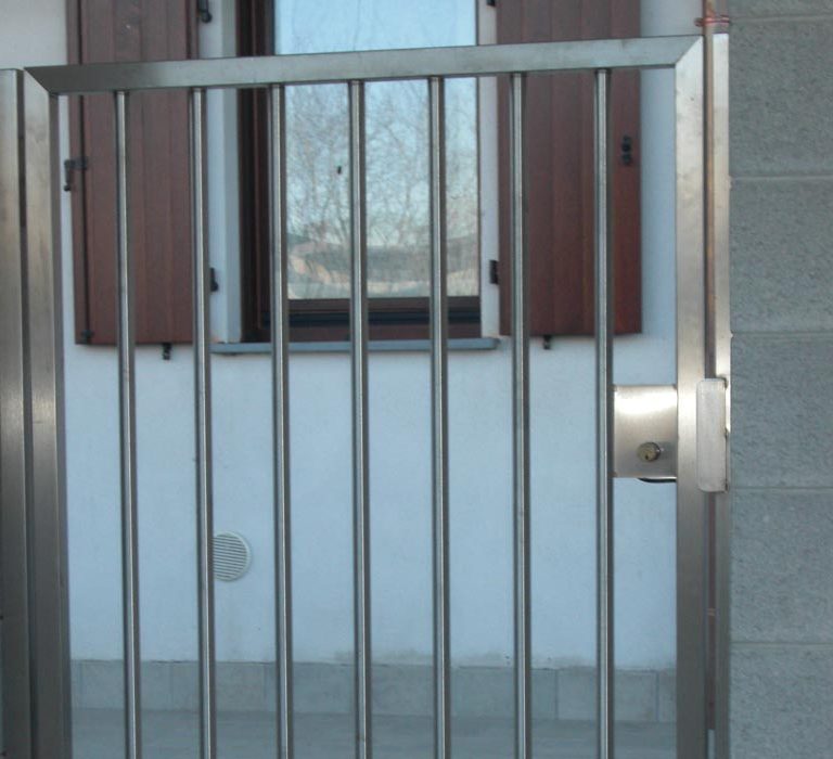 cancellino_pedonale_in_acciaio_inox_con_sbarre_tonde