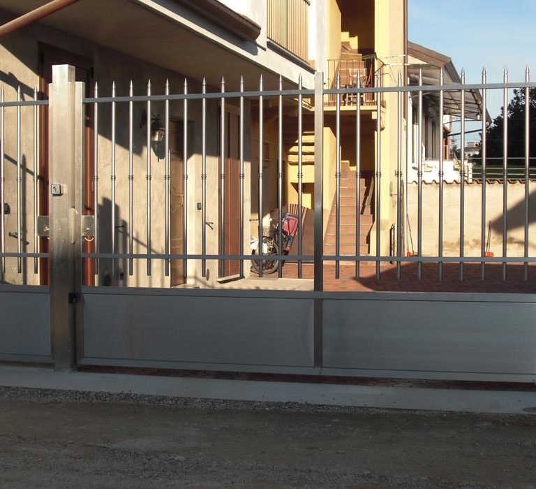 cancello_a_2_ante_e_cancellino_pedonale_in_acciaio_inox_con_zoccolo_in_lamiera_e_sbarre_con_lanci