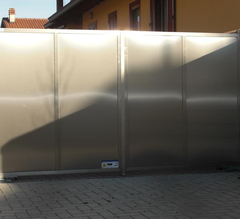 cancello_a_due_ante_in_acciaio_inox_con_pannelli_di_lamiera