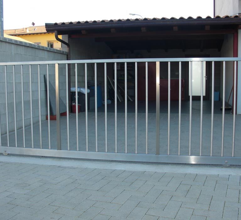 cancello_scorrevole_in_acciaio_inox_con_sbarre_tonde
