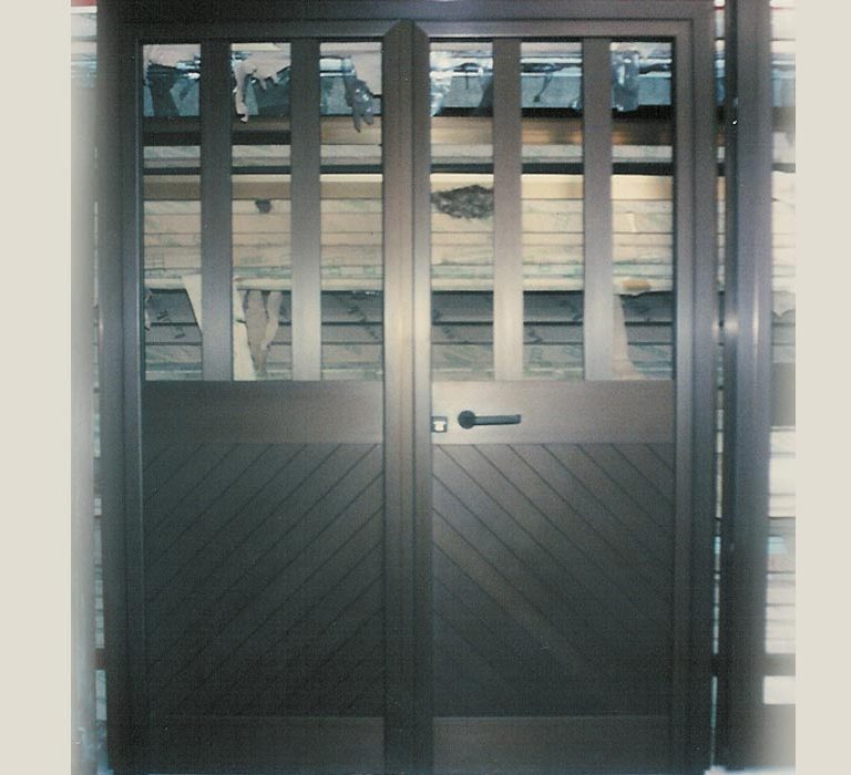 Fabbro Giulio Airoldi - Porta alluminio con doghe e vetro