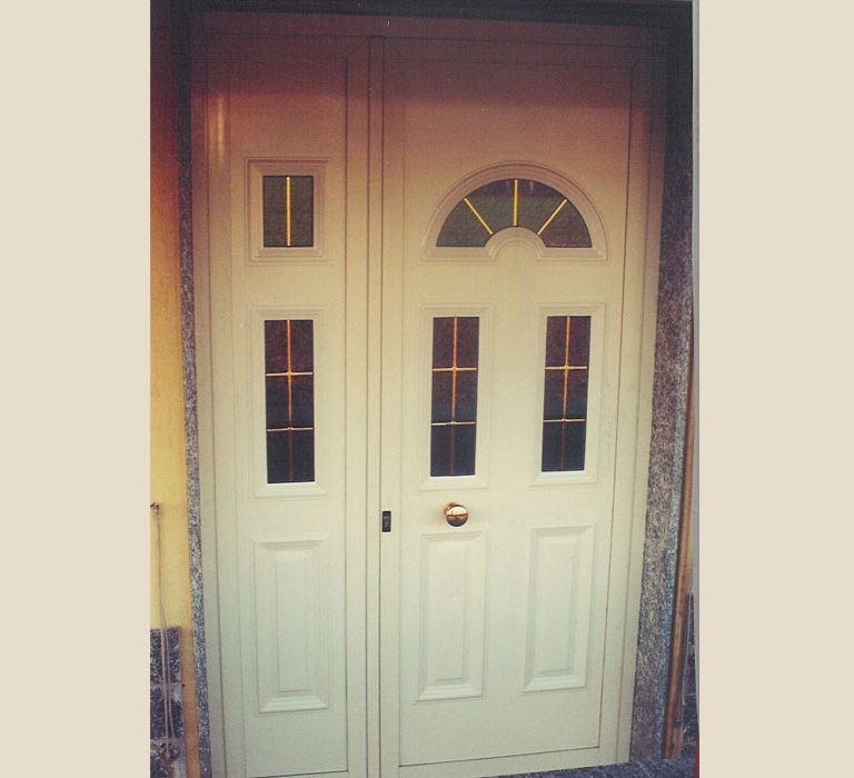 Fabbro Giulio Airoldi - Porta alluminio con pannelli decorativi