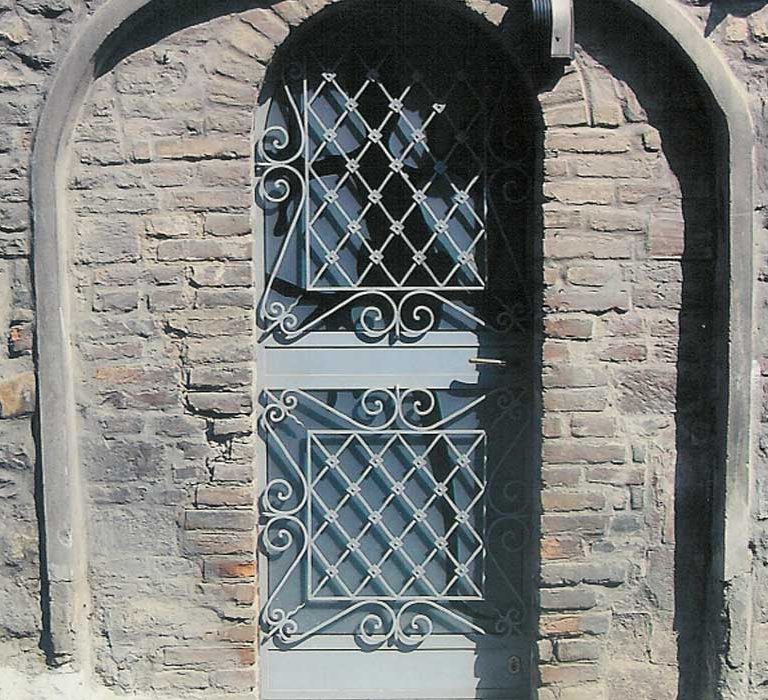 Fabbro Giulio Airoldi - portoncino in ferro battuto