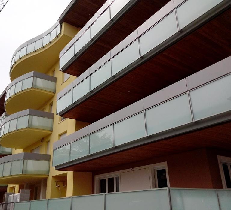 ringhiere e balconi in ferro e vetro