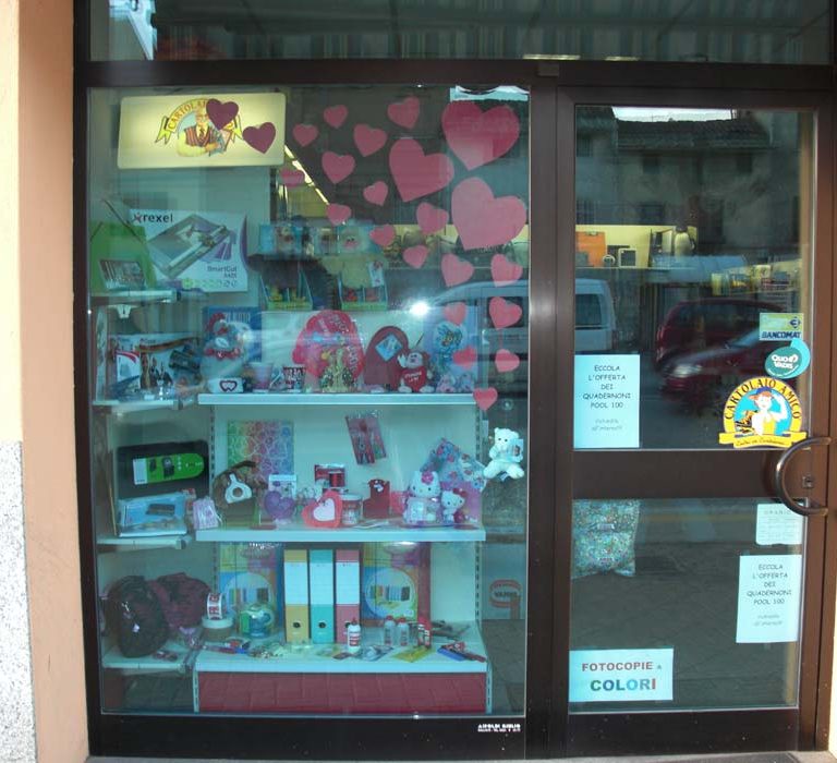 Fabbro Giulio Airoldi - vetrina in alluminio con porta d'ingresso